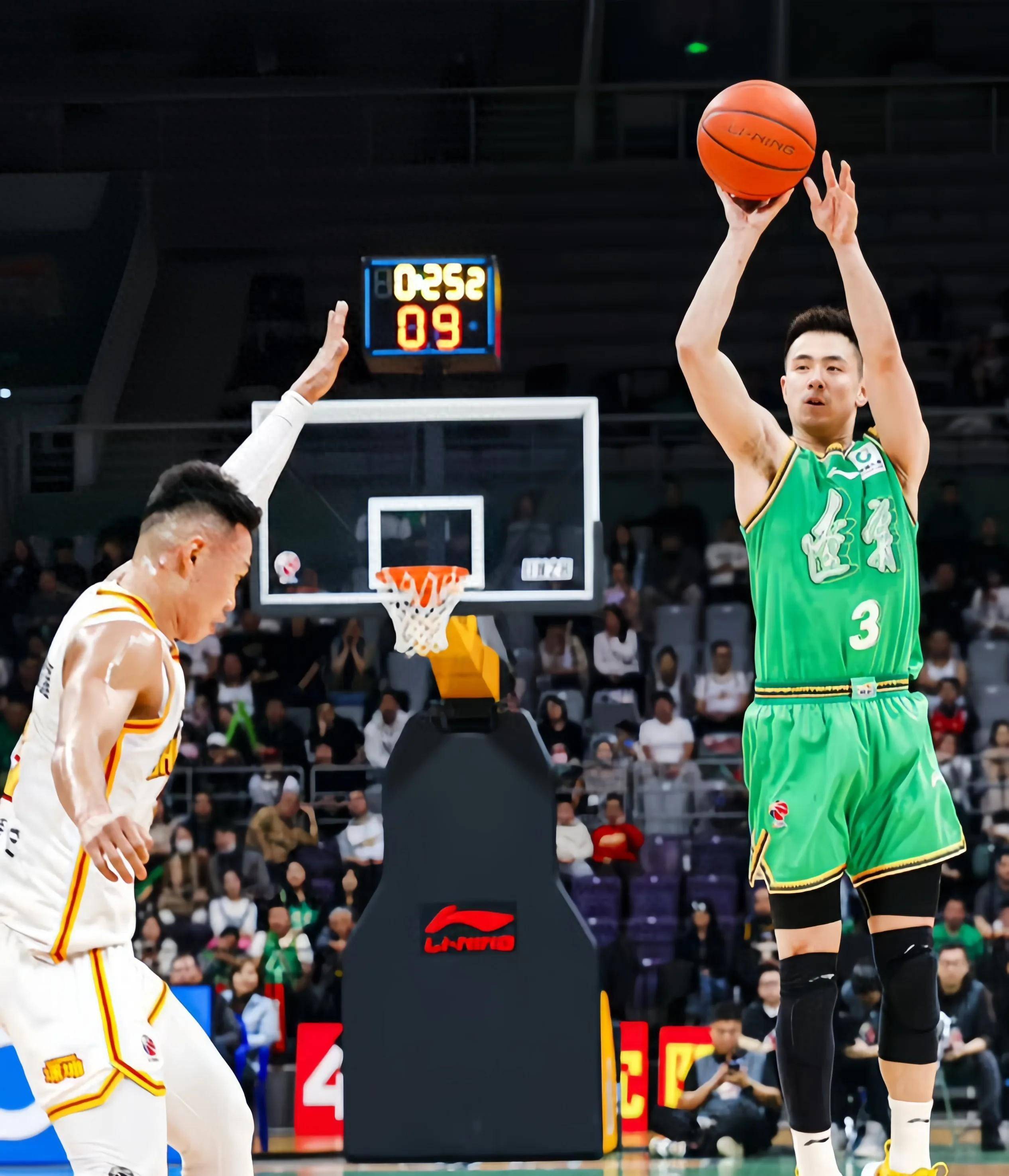 CBA常规赛关键时刻走向成谜，上海海港篮板制胜，态度坚定，资深球员宣示担当的简单介绍