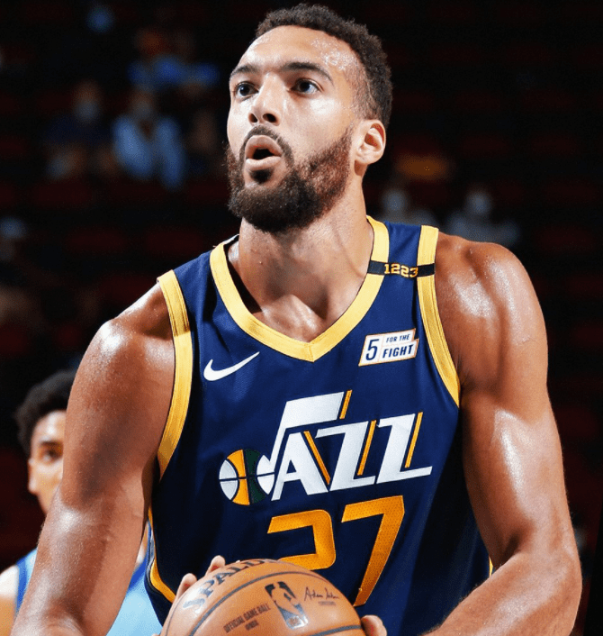 包含风云突变广州队国际比赛日回应争议；NBA季后赛版图或变；压力陡增；更衣室氛围转暖的词条