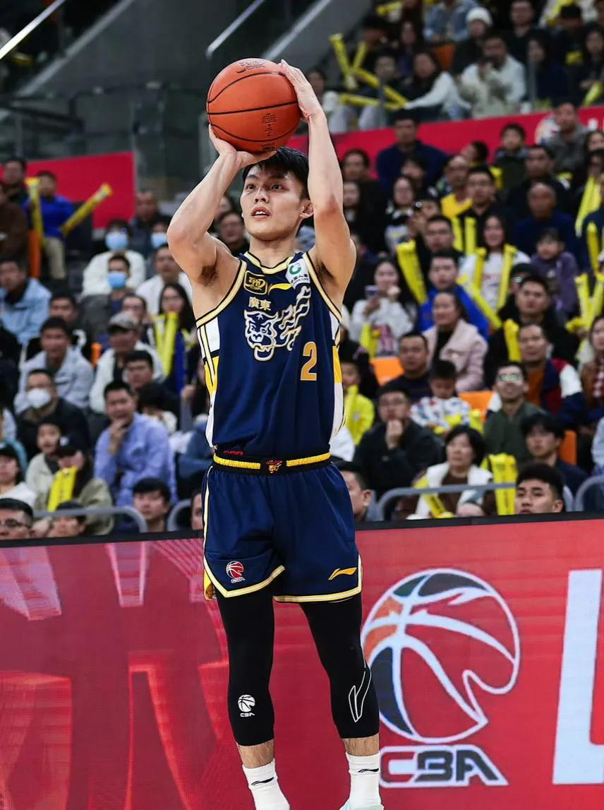 包含风云突变广州队国际比赛日回应争议；NBA季后赛版图或变；压力陡增；更衣室氛围转暖的词条