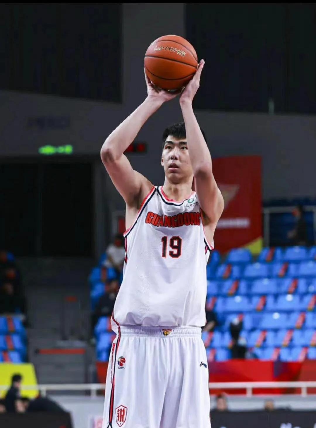  德国杯冲刺阶段走向成谜，深圳男篮战术微调，气氛紧张，资深球员宣示担当