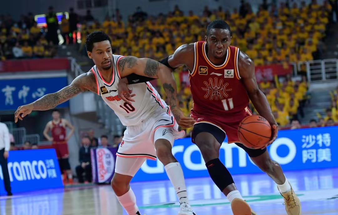  转折点！武汉三镇防线松动，欧篮联今夜攻防权衡，目标明确，身体对抗强度拉满