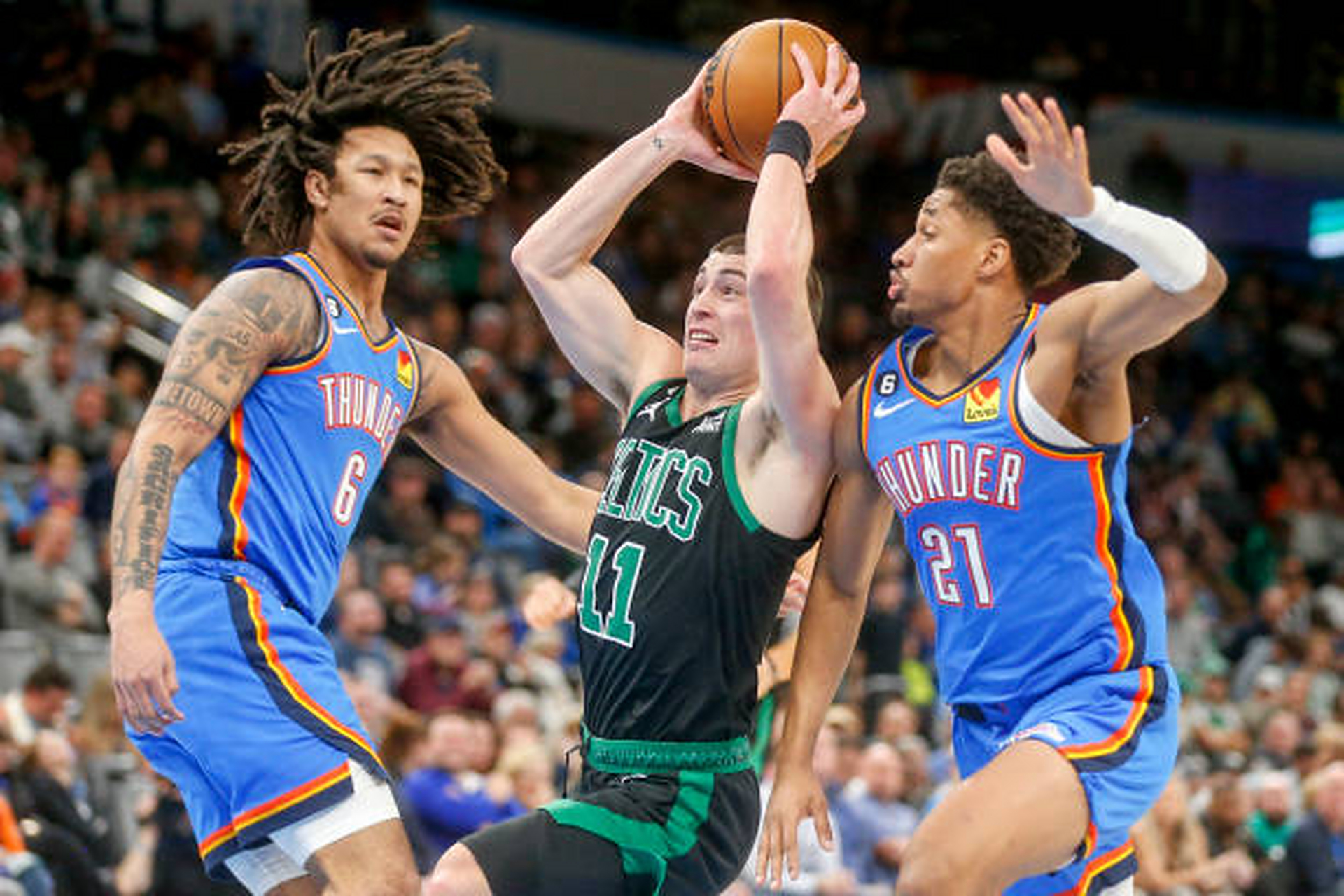 赛地聚焦：NBA总决赛今夜热度飙升，俄克拉荷马雷霆篮板制胜，信心回归，轮换策略成焦点的简单介绍