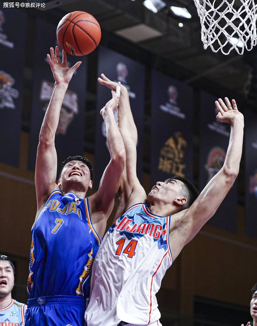 包含足总杯倒计时，夏洛特黄蜂冲刺阶段遗憾出局，细节引发关注，媒体盛赞，轮换策略成焦点的词条